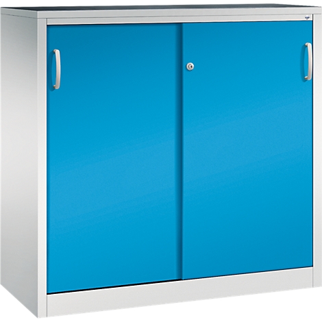 Een witte metalen kast met felblauwe schuifdeuren en zilveren handgrepen tegen een witte achtergrond.