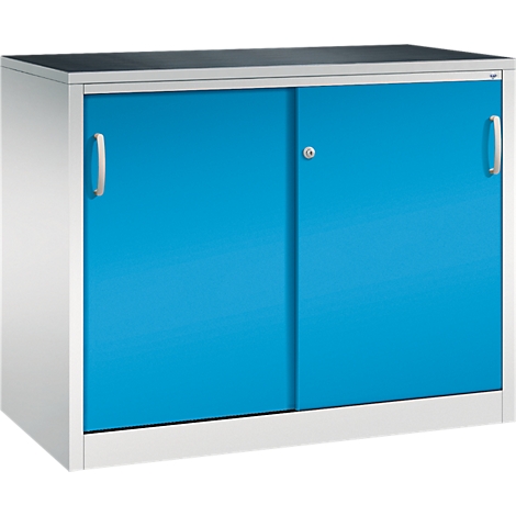 Een lage lichtgrijze metalen kast met twee helderblauwe schuifdeuren en zilveren handgrepen tegen een witte achtergrond.