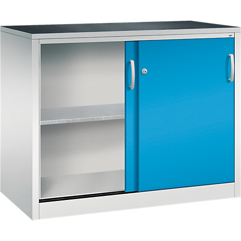 Witte metalen kast met twee blauwe schuifdeuren, een open vak met een legplank en zilveren handgrepen.