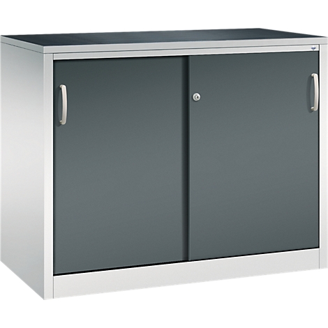 Grijze metalen kast met schuifdeuren en een slot tegen een witte achtergrond.