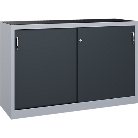 Grijze metalen kast met twee donkergrijze schuifdeuren, zilveren handgrepen en een centraal slot.