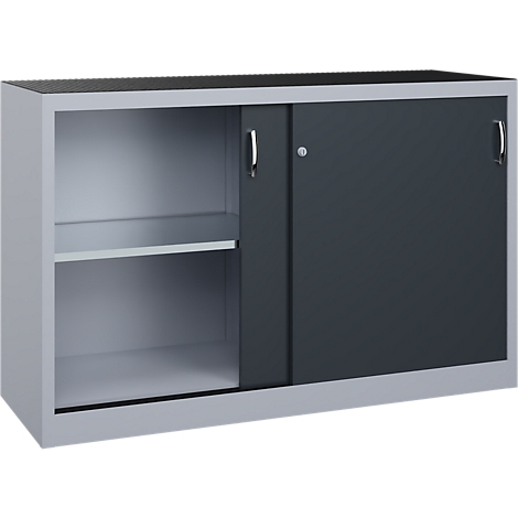 Grijze metalen kast met schuifdeuren en een open plank tegen een neutrale achtergrond.