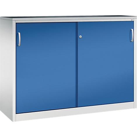Een witte metalen kast met twee blauwe schuifdeuren en zilveren handgrepen.