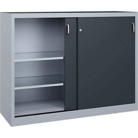 Grijze metalen kast met schuifdeuren, een kant open met twee legplanken, tegen een neutrale achtergrond.