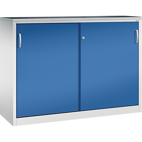Een lage witte archiefkast met twee blauwe schuifdeuren en zilveren handgrepen tegen een witte achtergrond.