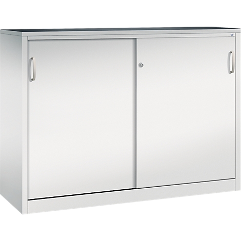 Een witte metalen schuifdeurkast op een neutrale achtergrond met zilveren handgrepen en een slot.