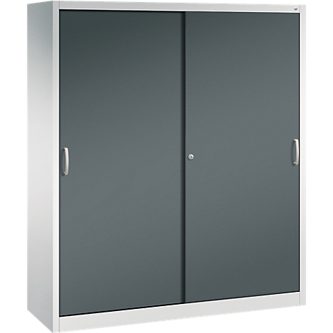 Een witte metalen kast met grijze schuifdeuren en een geïntegreerd slot tegen een witte achtergrond.