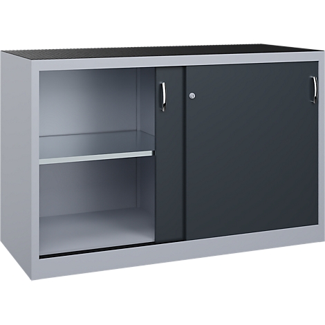 Een lage grijze metalen kast met schuifdeuren, waarbij één deel open is en een legplank zichtbaar is.