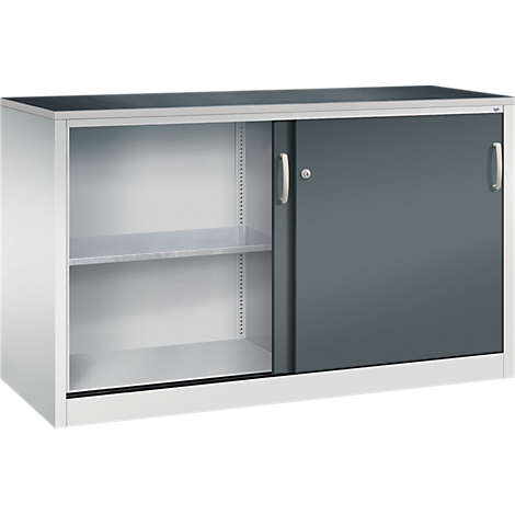 Halfhoge archiefkast met lichtgrijze behuizing, donkergrijze schuifdeur en een open vak.