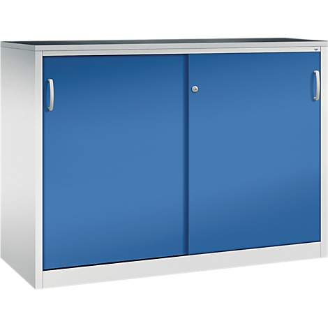 Halfhoge metalen kast met grijze omlijsting en twee blauwe schuifdeuren met zilveren handgrepen op een witte achtergrond.