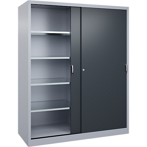 Grijze metalen kast met open schappen links en een schuifdeur rechts voor een lichte achtergrond.