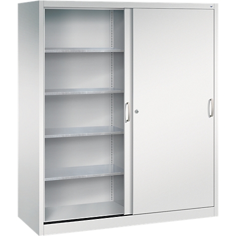 Grijze metalen kast met schuifdeuren en legplanken tegen een witte achtergrond.