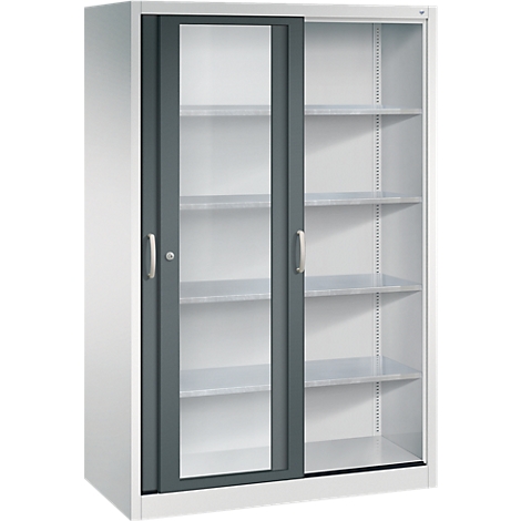 Lichtgekleurde metalen kast met schuifdeuren, een glazen front en legplanken tegen een neutrale achtergrond.