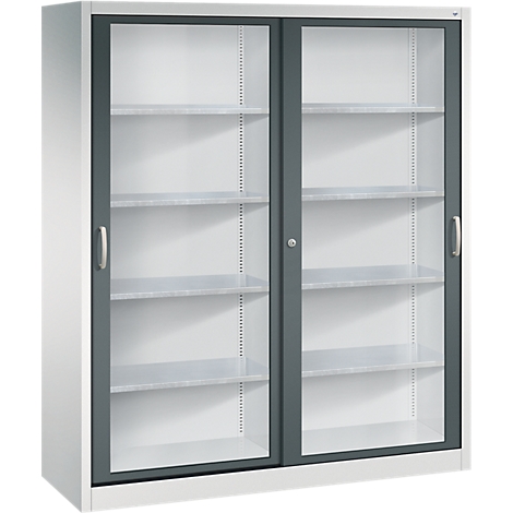 Lichte metalen kast met twee glazen schuifdeuren en vier zichtbare planken op een witte achtergrond.