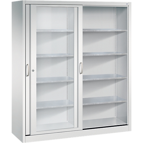 Een grijze metalen kast met glazen schuifdeuren en meerdere legplanken tegen een witte achtergrond.