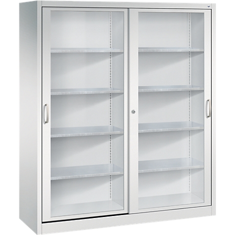 Lichte metalen kast met glazen schuifdeuren en interne legplanken tegen een neutrale achtergrond.