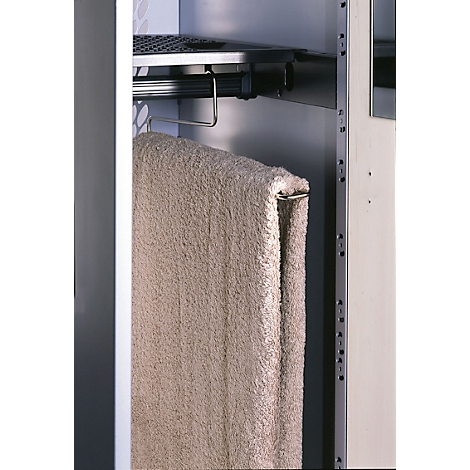 Een beige handdoek hangt aan een metalen stang in een kast. Boven is een roosterplank te zien.