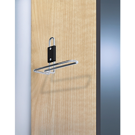 Metallhaken mit schwarzem Halter an Holzoberfläche. Der Haken wirft einen Schatten. Rechts ein graublauer Bereich.