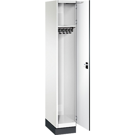 Witte locker, deur open, met plank en hakenstrip.