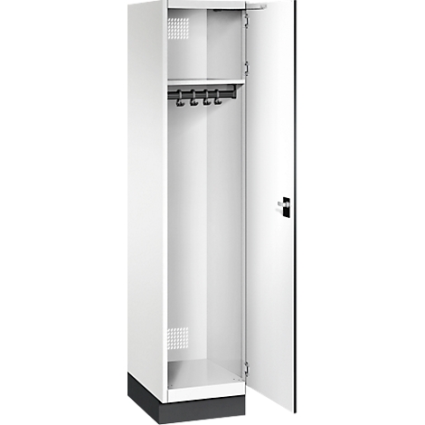 Witte kast met open deur. Binnenkant met stang en haken. Grijze voet. Ventilatiegaten.