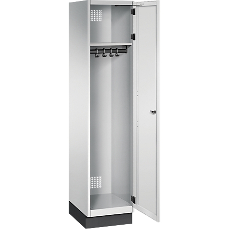 Open, witte stalen kast met kledingrek en haken, deur rechts open, zwarte sokkel.