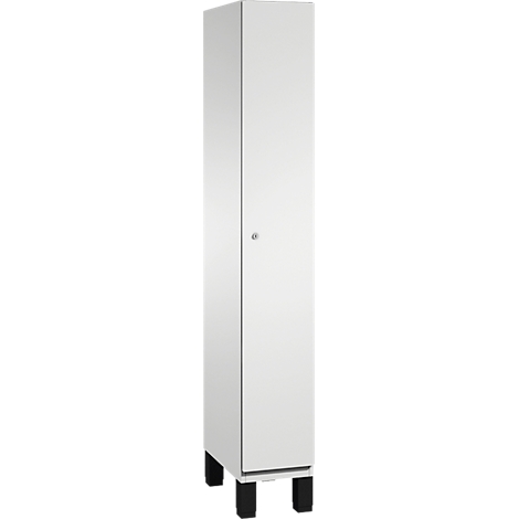 Een witte kast staat op zwarte poten.