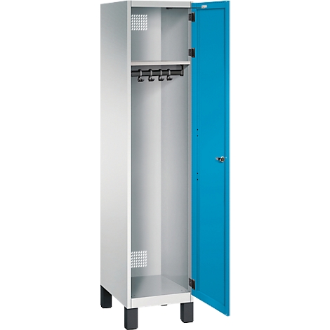 Open locker met lichtgrijze behuizing en blauwe deur. Haken en plank binnenin.