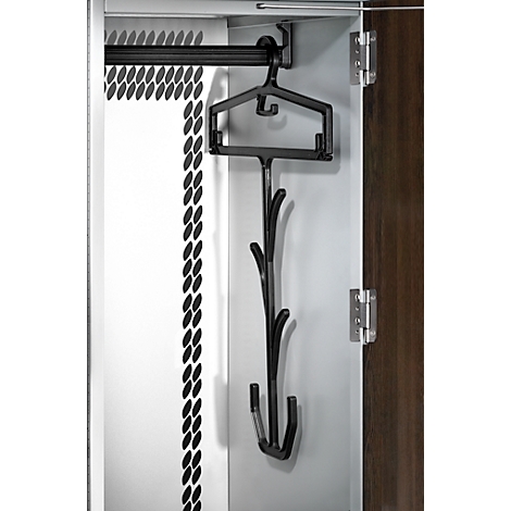 Zwarte kleerhanger met haken in de kast, detailweergave. Een scharnier op de deur.