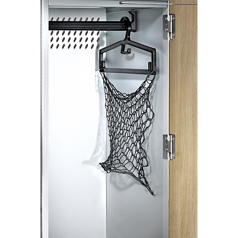 Schwarze Garderobe mit Netzbeutel an einer Innentür. Aufgehängt an der Garderobenstange.