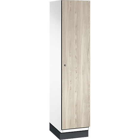 Kast met houtlook en een witte zijkant. Minimalistisch design, het meubelstuk staat op een donkere basis.