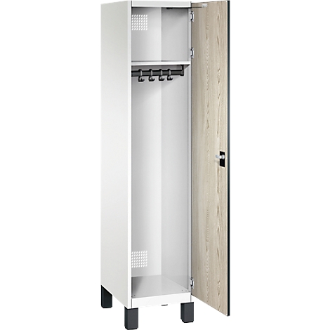 Witte locker met open, houtkleurige deur. Haken en een plank zijn zichtbaar binnenin.