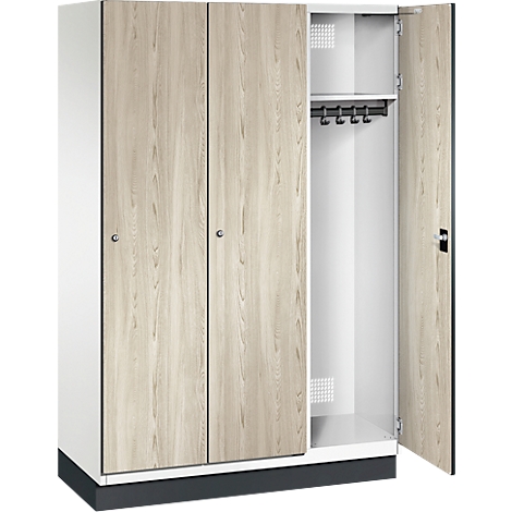 Kast met houtlook. Eén deur open, daarachter kapstokken. Rechts daarnaast nog een kastdeur.