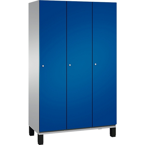 Blauwe kast met drie deuren, zilveren handvatten en zwarte poten.