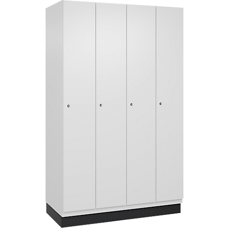 Een witte kast met vier deuren en zilveren handgrepen staat tegen een witte achtergrond.