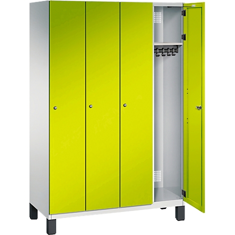 Een wit en geel kluisje, twee deuren open. Gele deuren, open interieur met haakstrip.