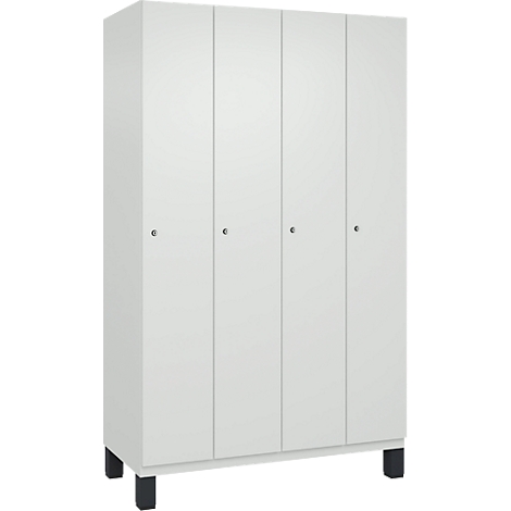 Witte kast met vier deuren, vier kleine knoppen en zwarte poten.