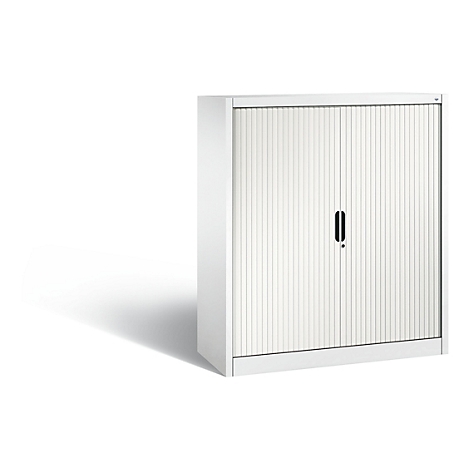 Witte kast met lamellendeuren en handgreep.