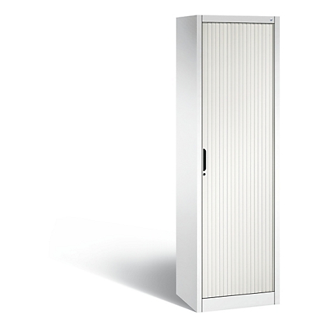 Hoge witte kast met een lamellen deur. Zwarte handgreep en slot.