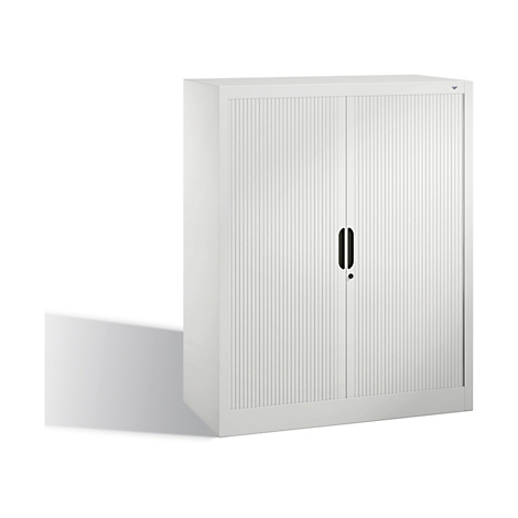 Weißer Schrank mit geriffelten Türen und schwarzem Griff. Schatten auf hellem Hintergrund.