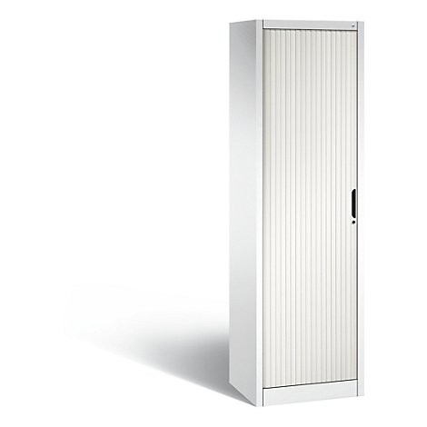 Weißer Aktenschrank mit Rollladen und schwarzem Griff. Vertikale Streifen auf der Tür. Schattenwurf auf weißem Hintergrund.