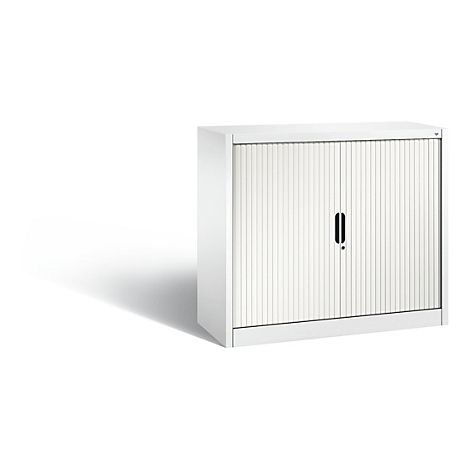 Witte roldeurskast met verticale lamellen en zwarte handgrepen. Op een lichte achtergrond.