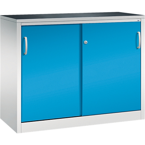 Ein niedriger Metallschrank in Hellgrau mit zwei leuchtend blauen Schiebetüren und silbernen Griffen.
