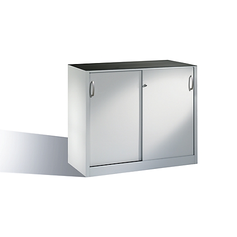 Ein silbergrauer Metallschrank mit zwei Schiebetüren und dunkelgrauer Oberfläche vor weissem Hintergrund.