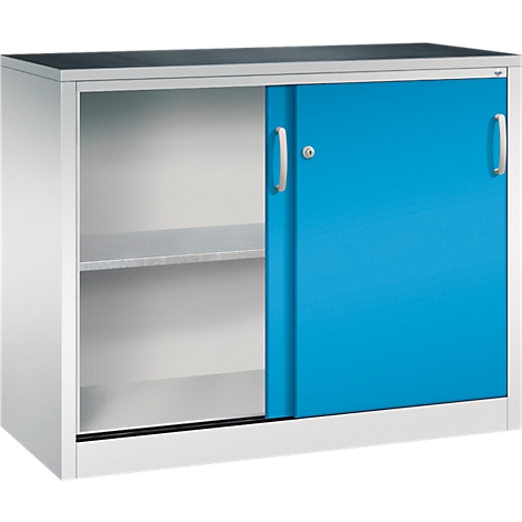 Heller Metallschrank mit Schiebetür, die eine Seite verdeckt. Mit silbernen Griffen und Schloss.