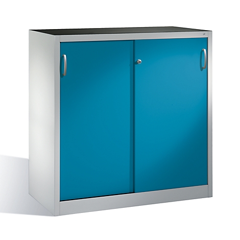 Blauer Stahlschrank mit zwei Schiebetüren und silbernen Griffen vor weißem Hintergrund.