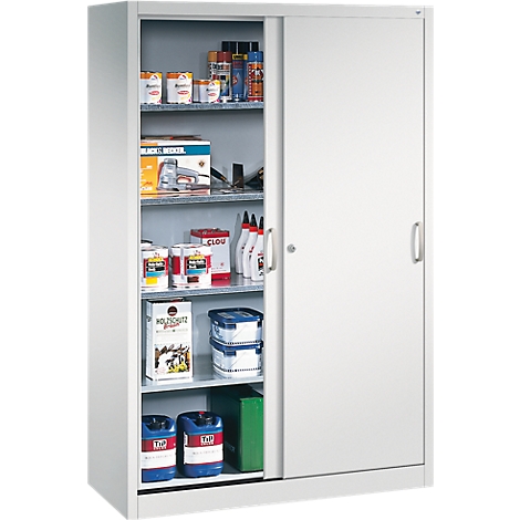 Heller Metallschrank mit Schiebetüren, gefüllt mit Werkzeugen, Farbeimern und Kanistern auf Regalböden.