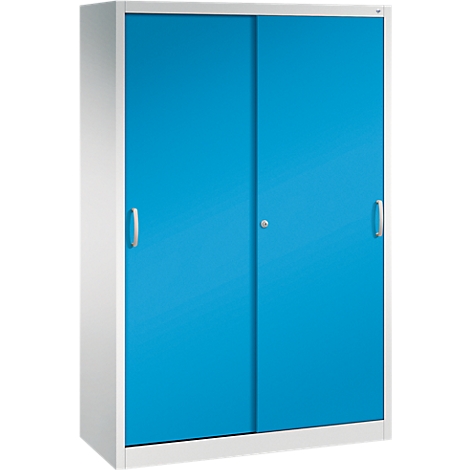 Ein weißer Metallschrank mit zwei hellblauen Schiebetüren und silbernen Griffen vor weißem Hintergrund.