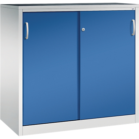 Ein grauer Aktenschrank mit blauen Schiebetüren und silbernen Griffen vor neutralem Hintergrund.