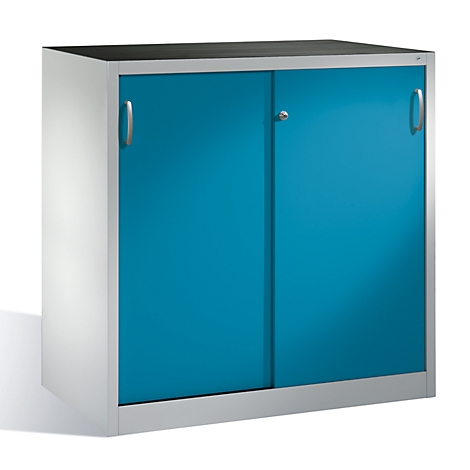 Blauer Stahlschrank mit Schiebetüren und silbernem Rahmen vor weißem Hintergrund.