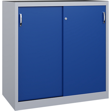Ein grauer Metallschrank mit zwei blauen Schiebetüren und silbernen Griffen vor weißem Hintergrund.